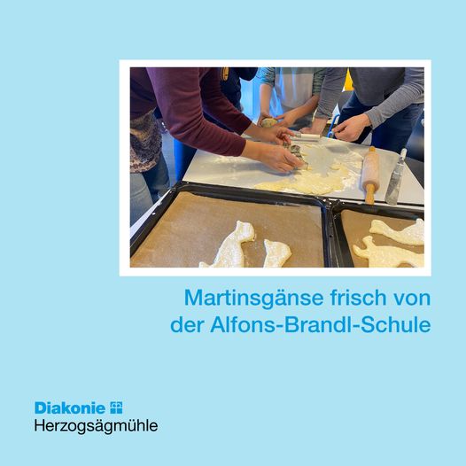 Mehrere Personen stechen Plätzchen aus. Auf Backblechen liegen ausgestochene Plätzchen in Gansform.