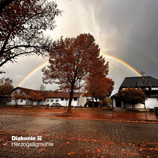 Ansicht der HEP-Schuile mit Regenbogen im Hintergrund.