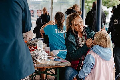 Das Dorffest bietet ein vielfältiges Programm für alle Generationen. Credit: Diakonie München und Oberbayern/Felix Baab