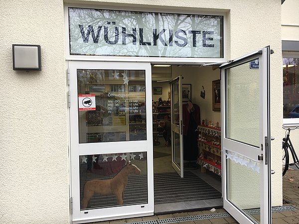 Eingang zur Wühlkiste mt geöffneter Tür.