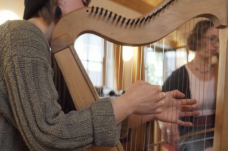 Rehabilitantin spielt Harfe