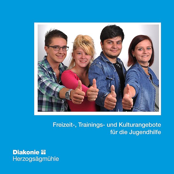 Vier Jugendliche blicken mit erhobenem Daumen in die Kamera.