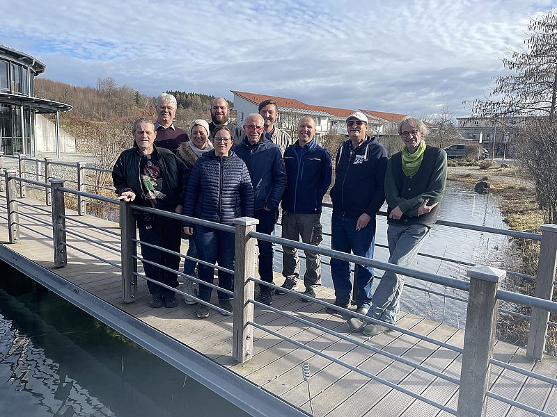Zehn Mitglieder des Dorfrates stehen auf der Brücke vor dem Rainer-Endisch-Saal und blicken in die Kamera.