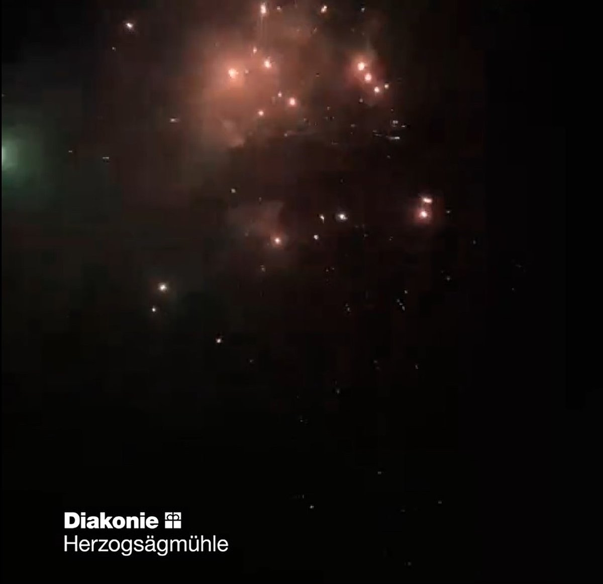 Nächtlicher Himmel mit Feuerwerk.