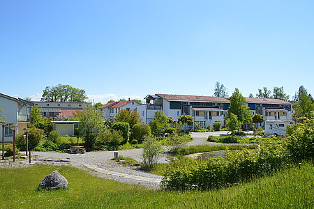 Das Dorf Herzogsägmühle mit Gebäuden und Grünflächen