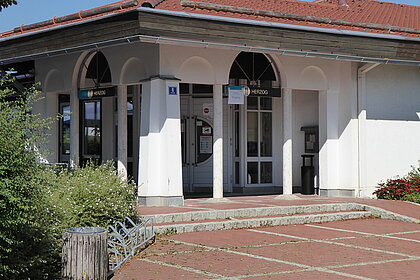 Außenansicht mit Eingang zum Café und Wirtshaus Herzog.