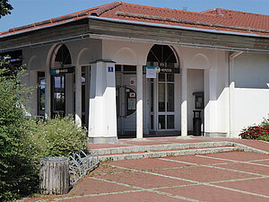 Außenansicht mit Eingang zum Café und Wirtshaus Herzog.