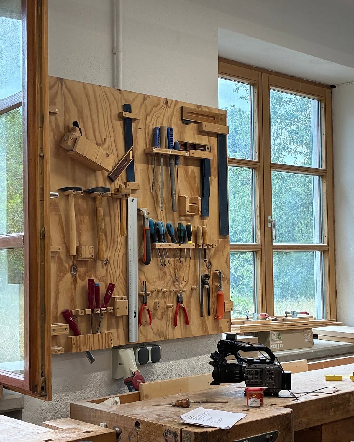 Holzwerkstatt mit Werkzeugzeugwand und Hobelbank