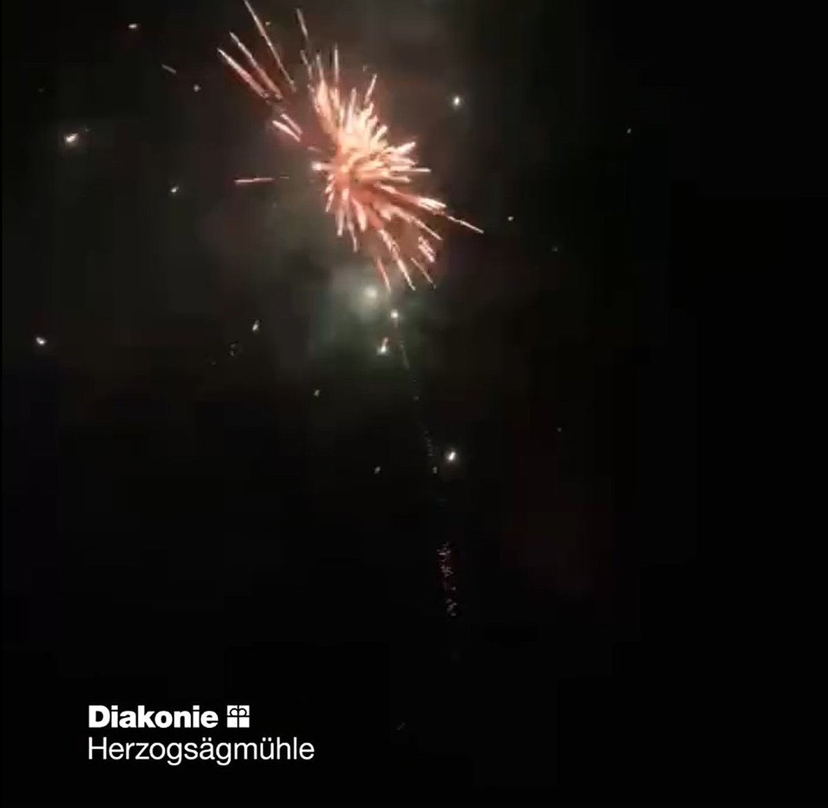 Nächtlicher Himmel mit Feuerwerk.