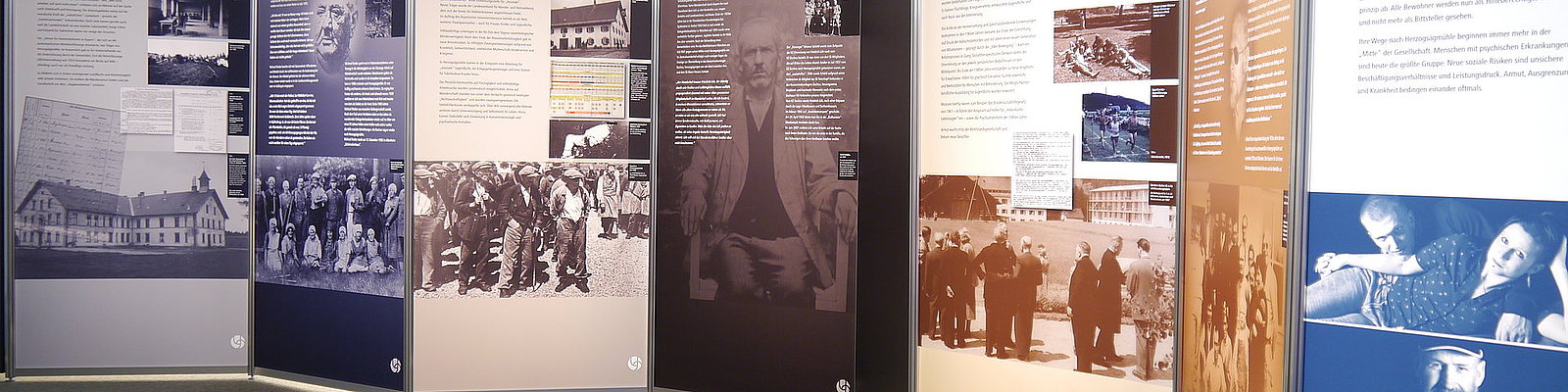 Ausstellungswand mit großen Schautafeln zur Geschichte von Herzogsägmühle.