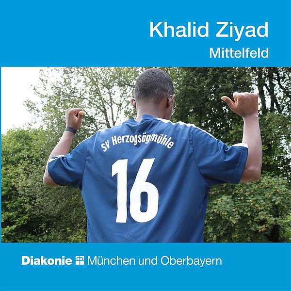 Mittelfeldspieler Khalid Ziyad mit der Nummer 16, zu sehen von hinten, jubelt mit erhobenen Armen.