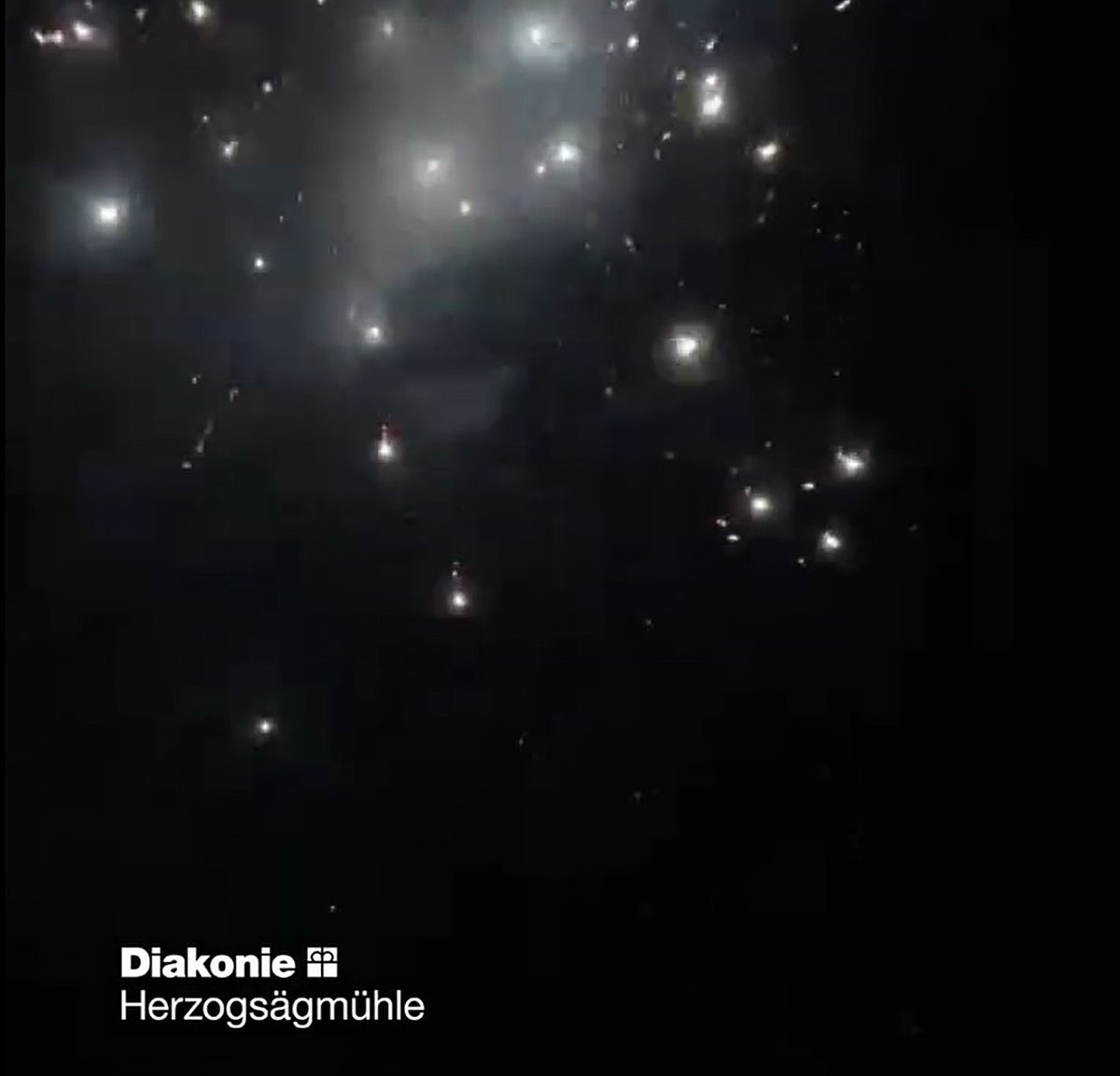 Nächtlicher Himmel mit Feuerwerk.